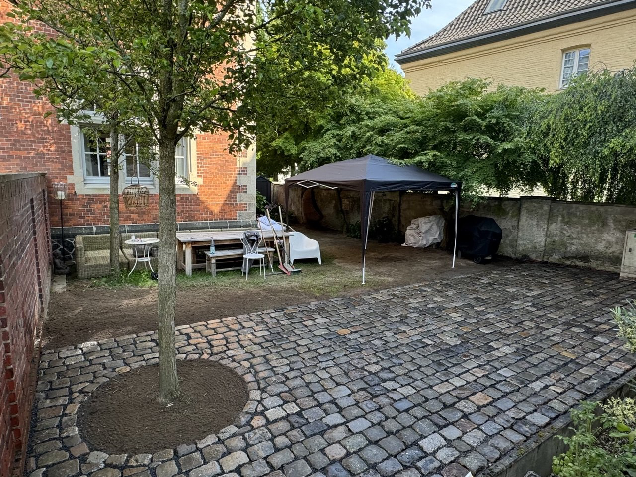 Innenhof mit fertig verlegtem Natursteinpflaster (Nachher)