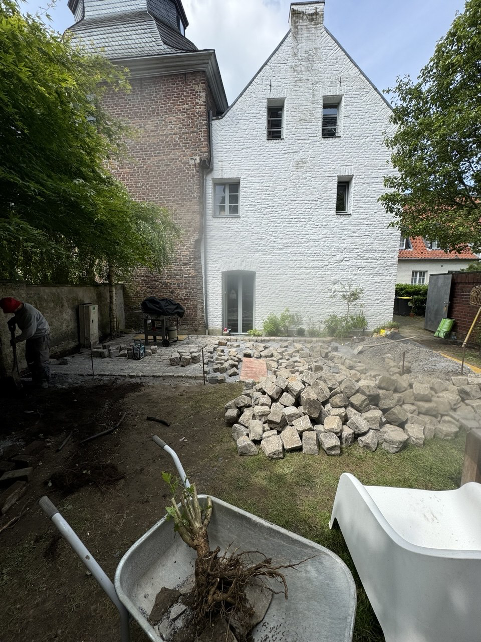 Innenhof während der Pflasterarbeiten (Vorher)