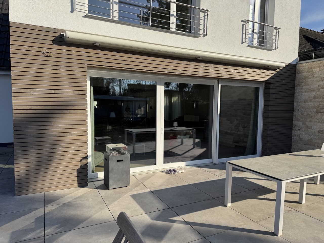 Terrasse mit moderner Holzfassade und Sitzbereich